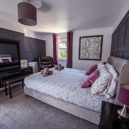 Large Country House With Garden, Outdoor Spa Area & Games Room With Hot Tub And Fire Pit Уигтаун Экстерьер фото