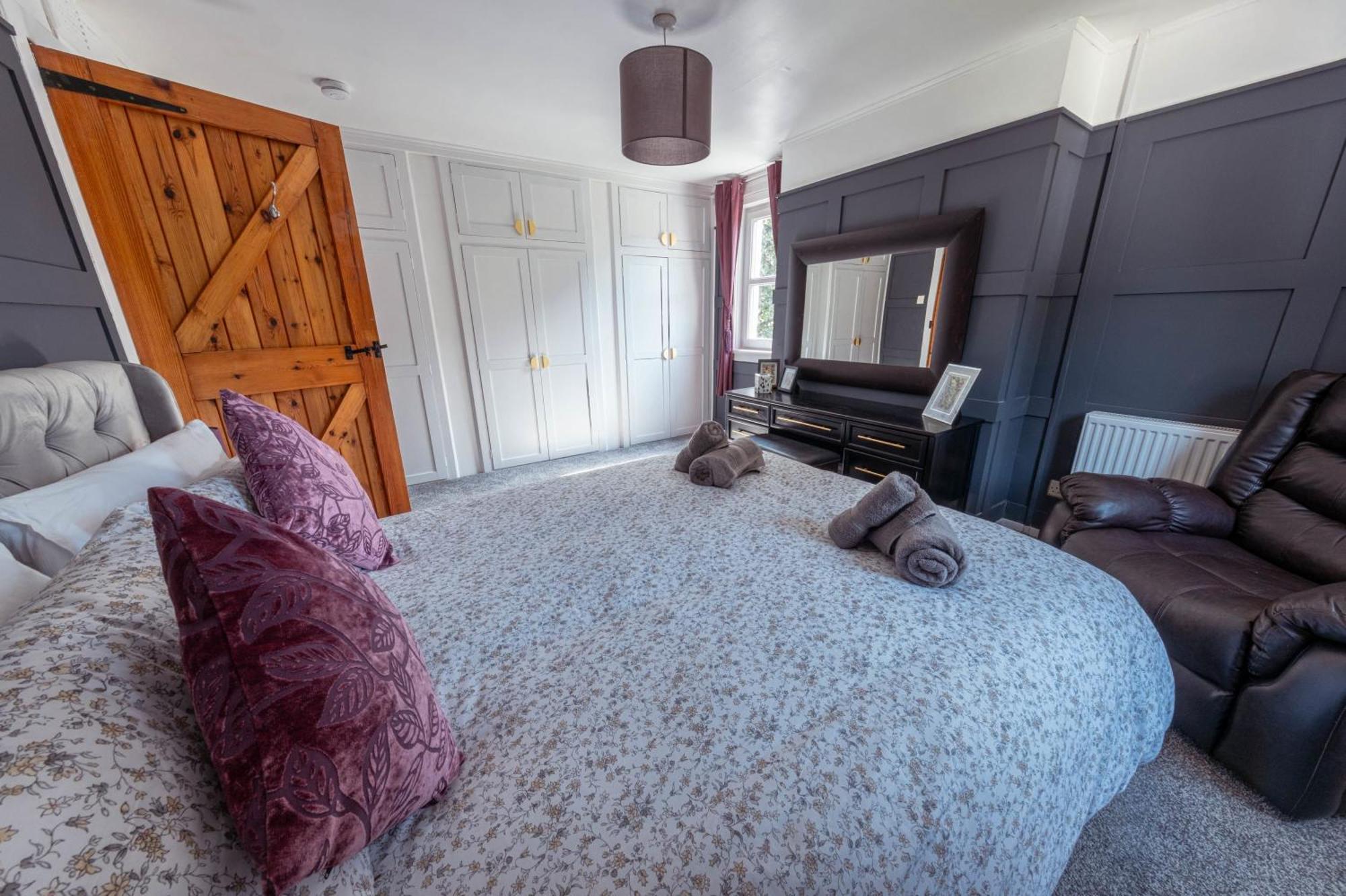 Large Country House With Garden, Outdoor Spa Area & Games Room With Hot Tub And Fire Pit Уигтаун Экстерьер фото