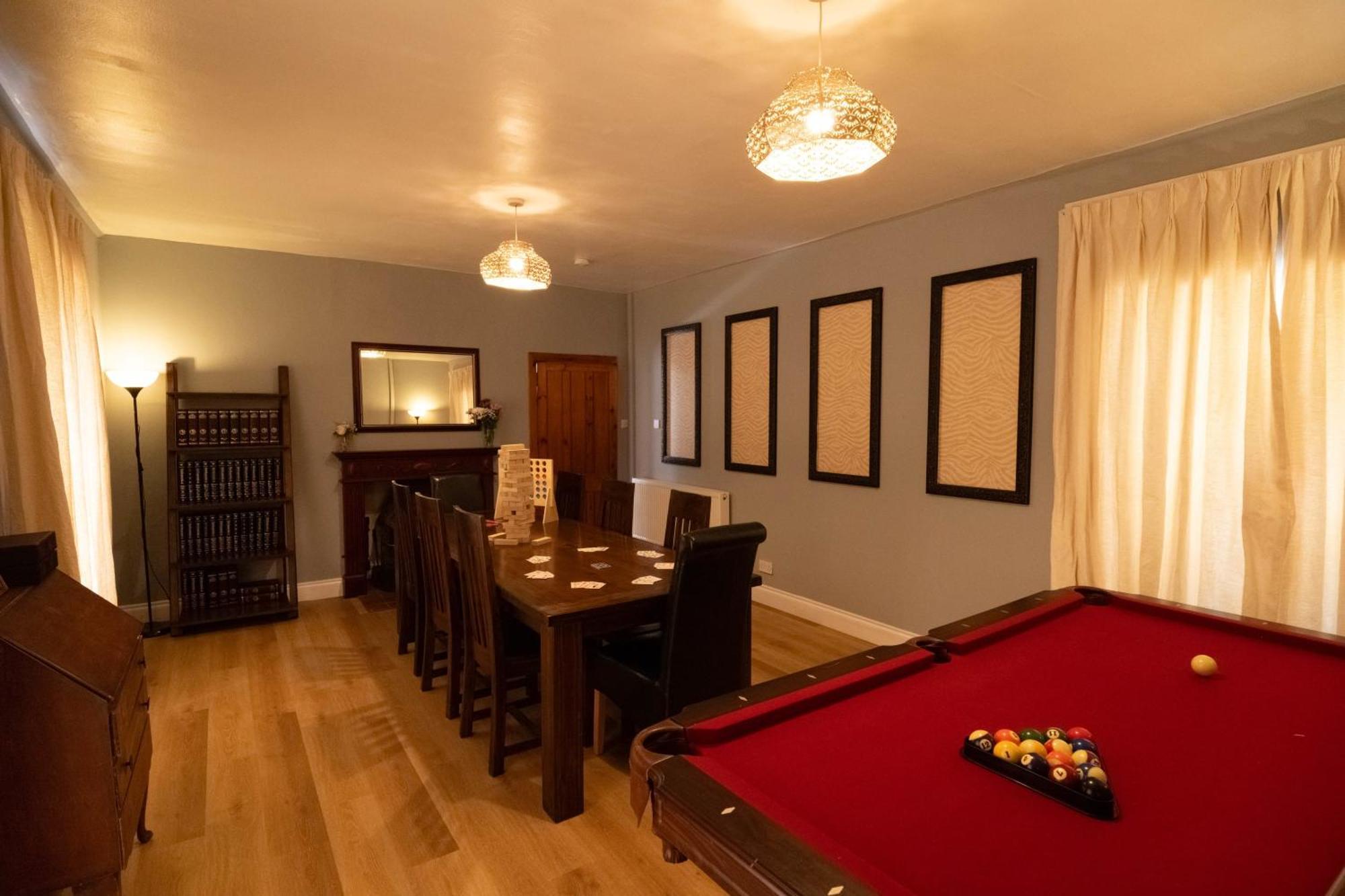 Large Country House With Garden, Outdoor Spa Area & Games Room With Hot Tub And Fire Pit Уигтаун Экстерьер фото