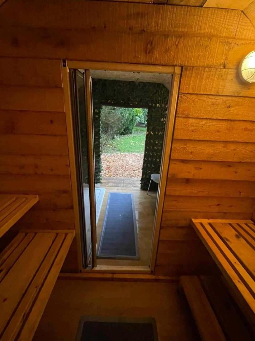 Large Country House With Garden, Outdoor Spa Area & Games Room With Hot Tub And Fire Pit Уигтаун Экстерьер фото
